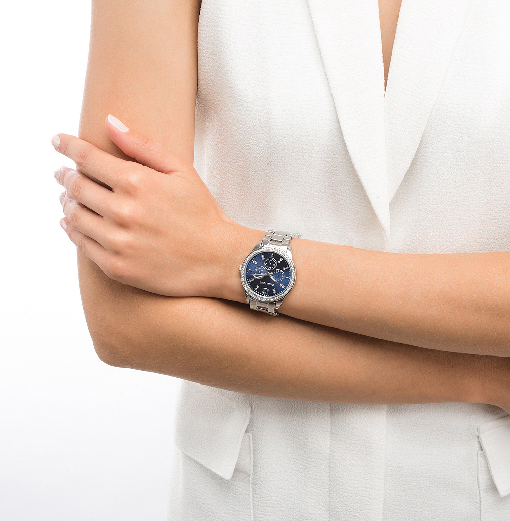 Часы на руке женской руке фото